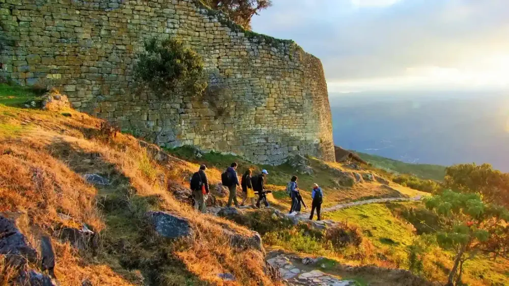 Caminata-en-el-atardecer-de-kuelap