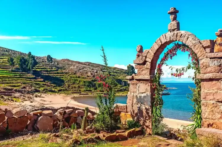 EXPERIENCIA COMPARTIDA – LAGO TITICACA (UROS & TAQUILE)